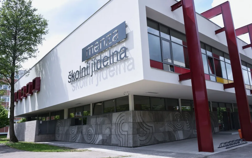 Hradecká menza prošla zateplením, kraj díky tomu ušetří