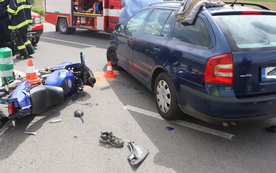Po srážce motorky a osobáku na Náchodsku zemřel mladý motorkář