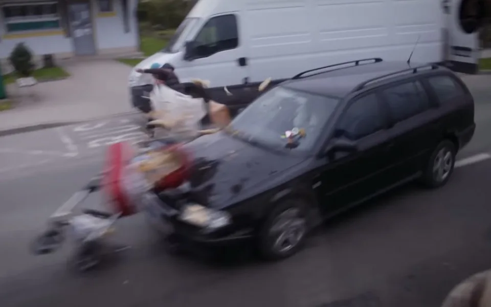 Rychle jedoucí řidič srazil kočárek. Šlo o preventivní video natočené na Jičínsku