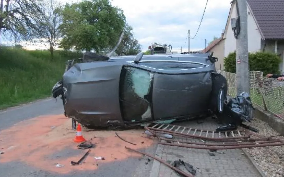 Opilý řidič zdemoloval Mercedes za dva miliony. Sám skončil v nemocnici