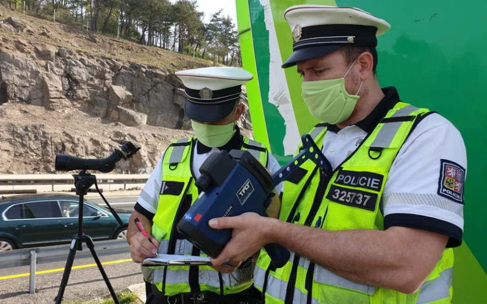 Řidič jel po D11 220 kilometrů v hodině. Zastavila ho hlídka policie