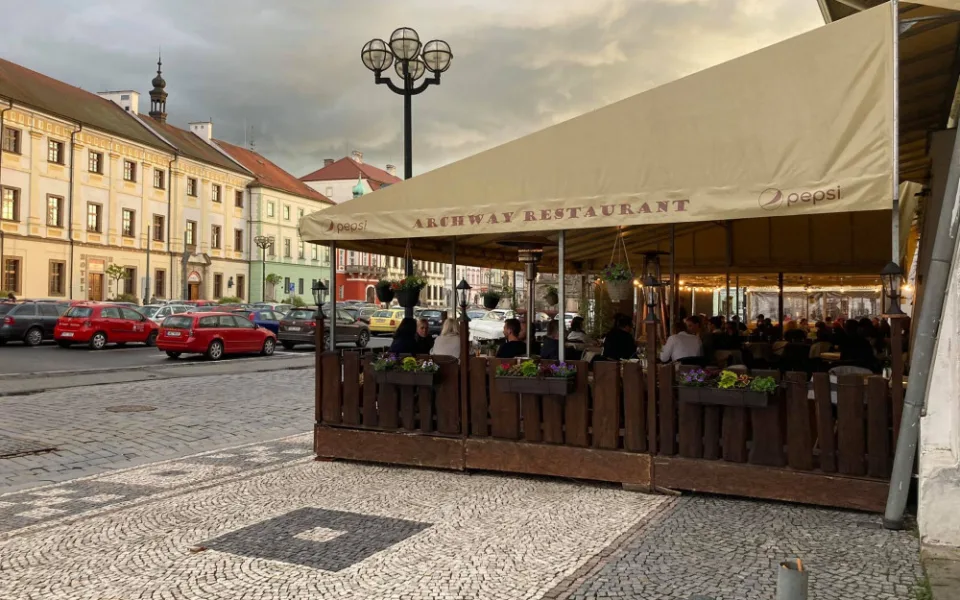 Většina lidí se do restaurací chodit nebojí. Výhrady mají spíš k hygieně v obchoďácích