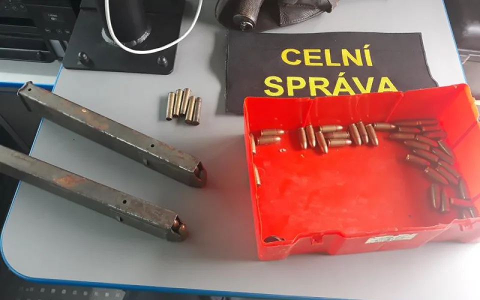Převážel nelegálně drženou zbraň a náboje schované v lékárničkách. Navíc dostal pokutu za jízdu bez dálniční známky