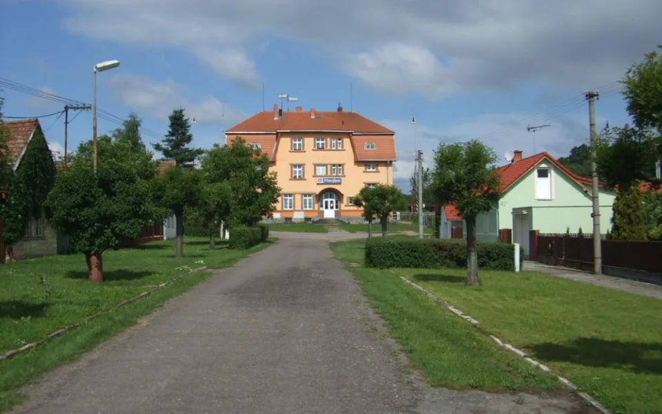 Zůstane stát nebo padne k zemi? O historickém nádraží v Převýšově se rozhodne do konce července
