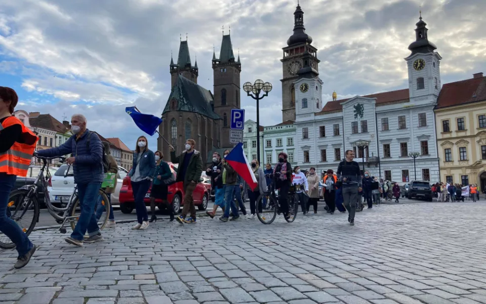 Hradcem Králové se šel protestní pochod. Justici nedáme, skandovali lidé