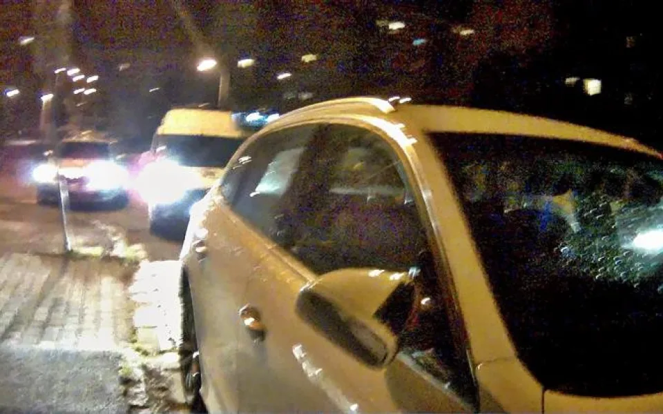 Opilec v Hradci kopal do aut. Vesmír je na mě zlý, vysvětlil policistům