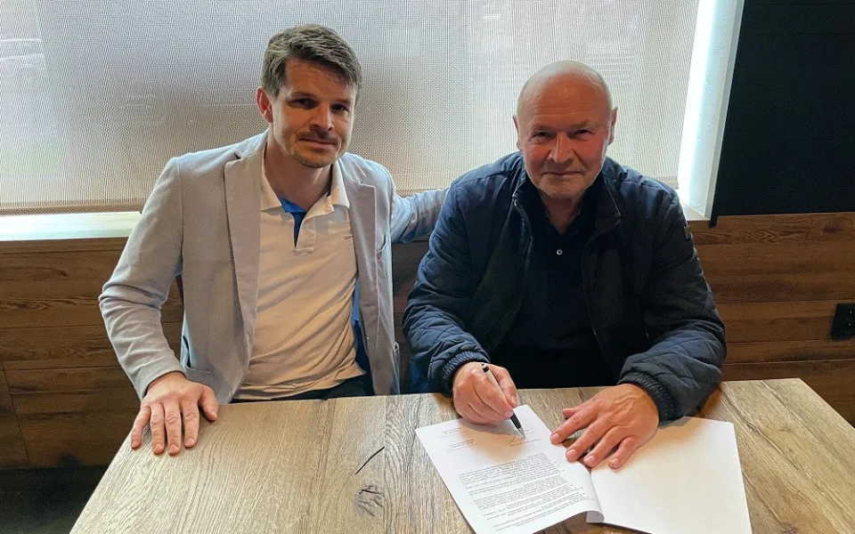 Miroslav Koubek při podpisu smlouvy