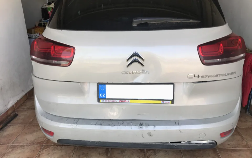 Žena hledá řidiče, který ji v Hradci Králové naboural auto. S pomocí se otočila na čtenáře Drbny