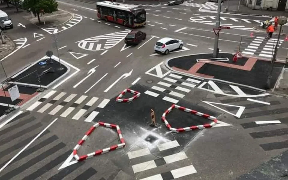 Nová křižovatka na třídě Karla IV. v Hradci Králové.