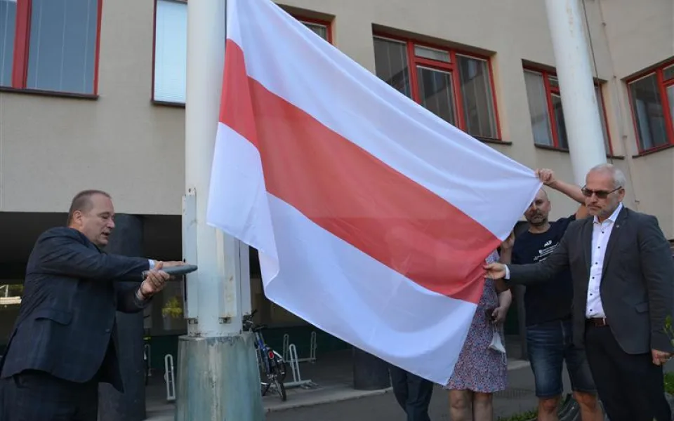 Hradec vyvěsil běloruskou vlajku, chce upozornit na důležitost dodržování lidských práv