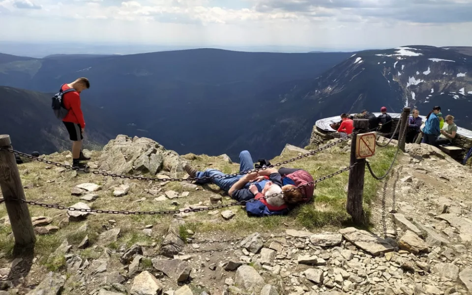 Kvůli neukázněným turistům se na Sněžku vrací zábrany. Lidé vstupují do zakázaných míst