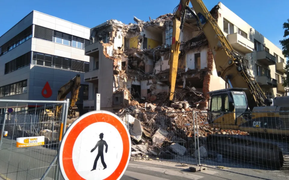 Bývalé transfuzní oddělení hradecké nemocnice jde k zemi