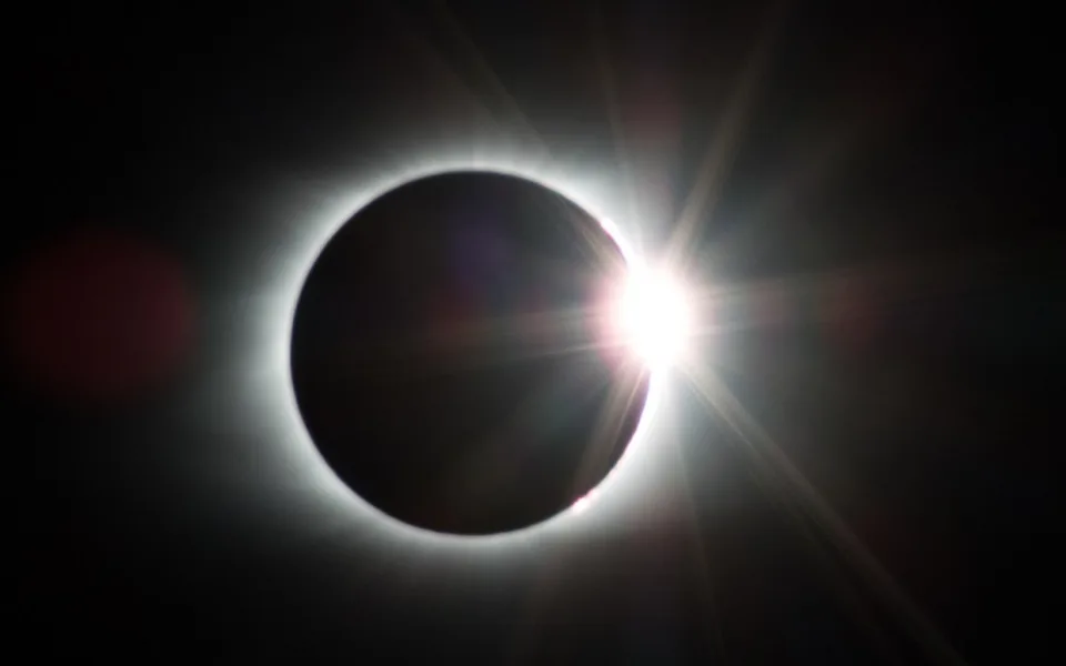 Čtvrteční obloha nabídne částečné zatmění Slunce. Při pozorování si chraňte zrak filtrem, radí astronom