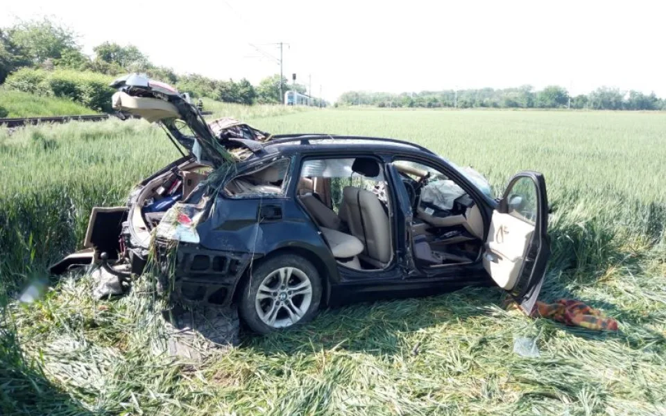 V Hradci Králové se srazil vlak s autem, řidič skončil v nemocnici