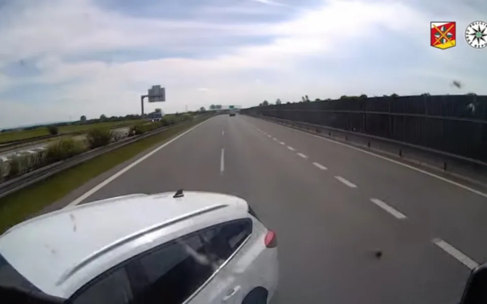 Z připojovacího pruhu rovnou pod kola kamionu. Nebezpečný manévr na D11 zachytila palubní kamera