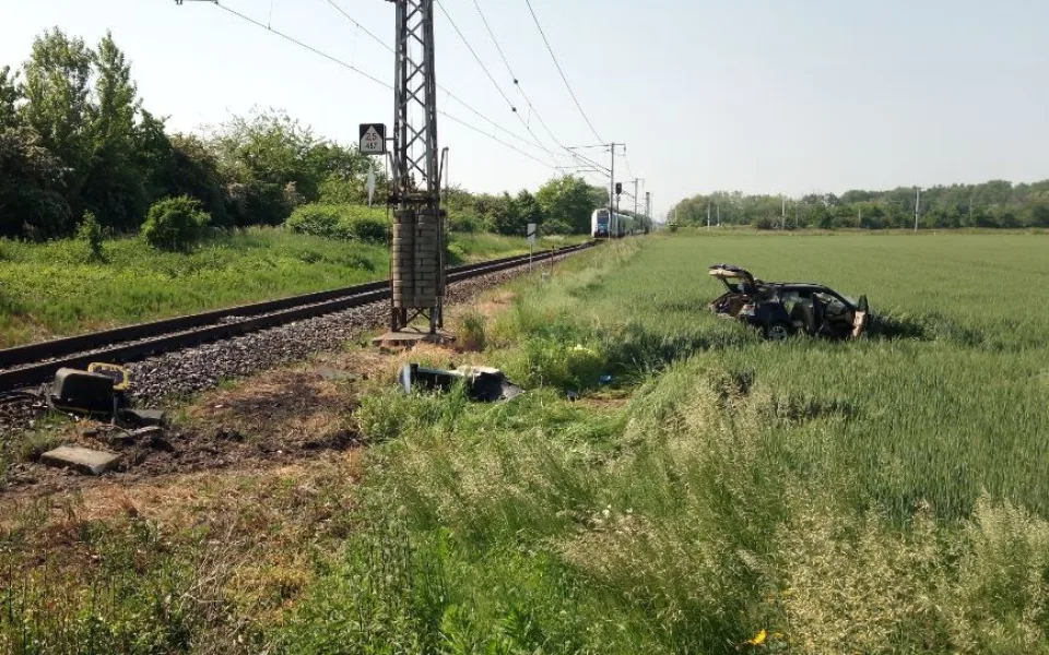 Včerejší srážka auta s vlekem má jednu oběť. V nemocnici zemřel řidič osobáku