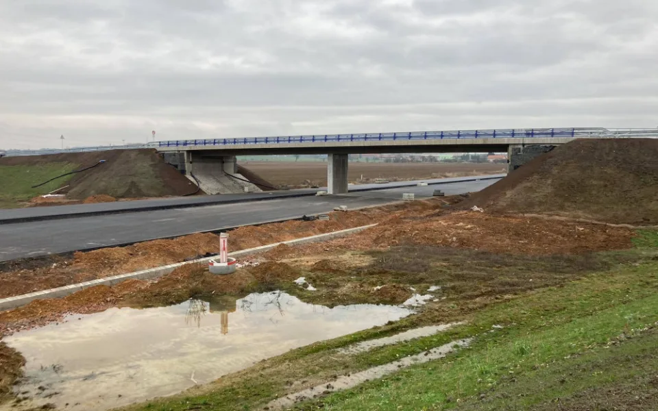 První řidiči se po nové D11 z Hradce Králové do Jaroměře dostanou v prosinci. Stavba jde podle plánu