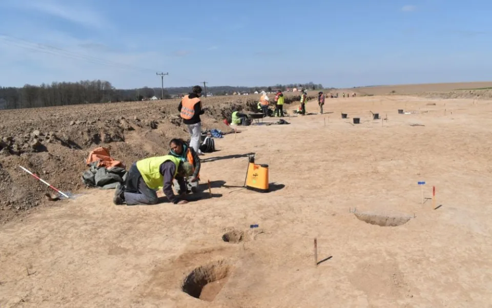 Archeologové na Rychnovsku objevili pravěký sídelní komplex s obětištěm