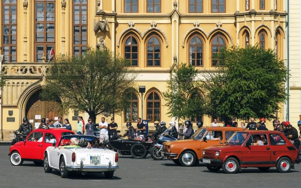 Kam o víkendu? Na pouť, vyjížďku kočárem taženým koňmi nebo závod autoveteránů