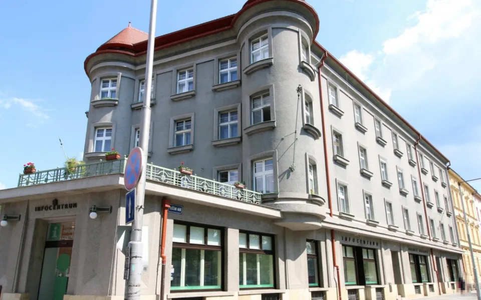 Policie hledá sprejera, který řádil v centru Hradce Králové. Poznáte ho?