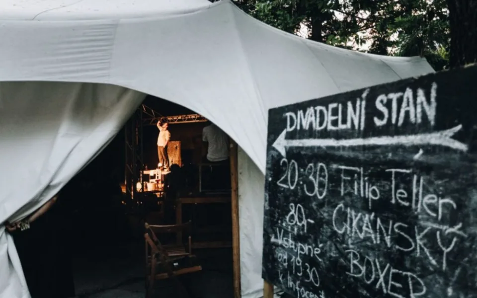 Zítra startuje divadelňák. Bez roušek, ale s testem v oploceném areálu