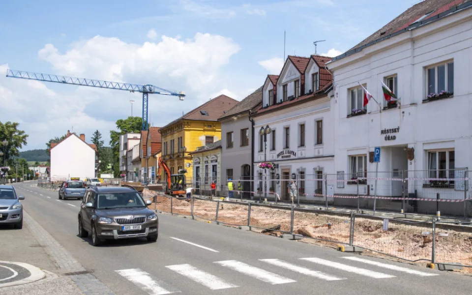 V Lázních Bělohrad začala rekonstrukce náměstí. Postaví se nová radnice
