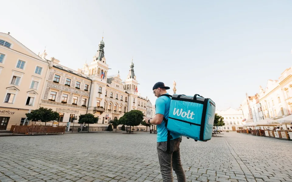 Jídlo ze svých oblíbených podniků dostanou až před dveře i Pardubáci. Wolt začal rozvážet i u sousedů