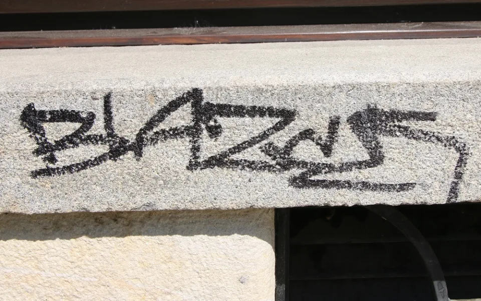 Sprejer, který počmáral infocentrum v centru Hradce, se sám přihlásil na policii. Prý oslavoval maturitu