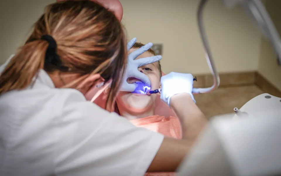 V Červeném Kostelci otevřela nová zubní ordinace, lidé čekali ve frontě už od čtyř ráno
