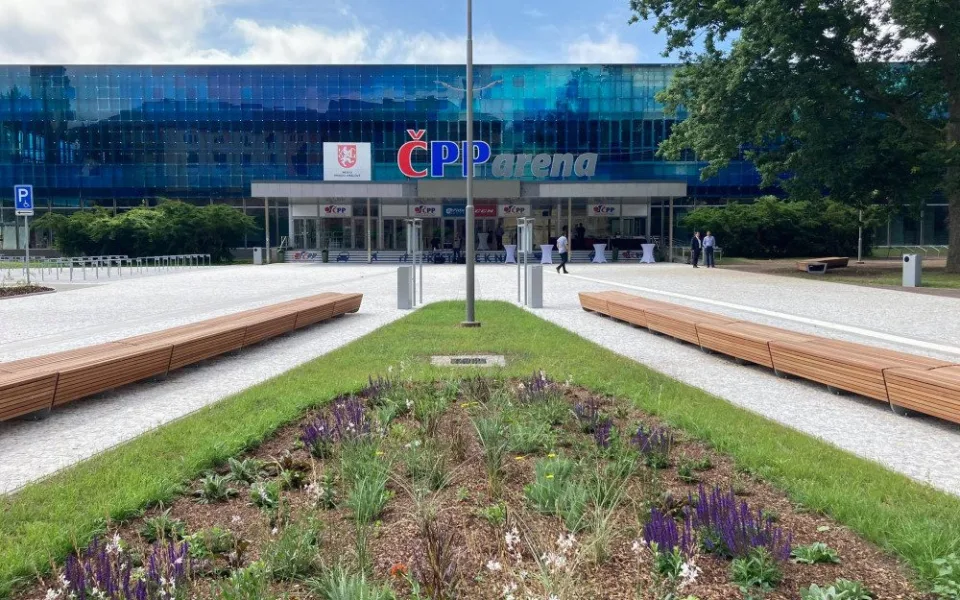 Hradec Králové má nový reprezentativní prostor. Prostranství před zimním stadionem je hotové