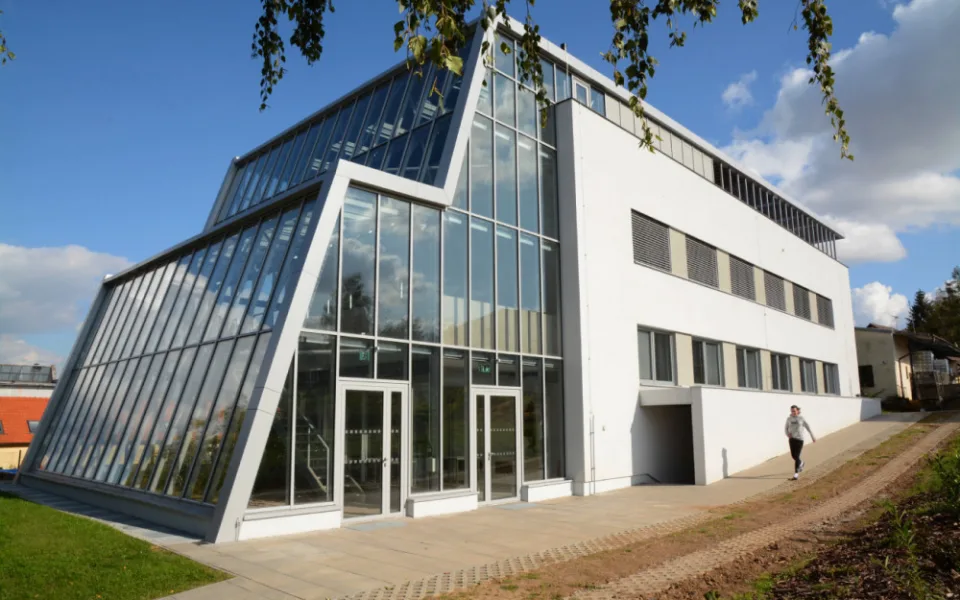 Zvířata v naší školní zoo museli místo studentů krmit tělocvikáři, říká ředitel SZAT Litomyšl