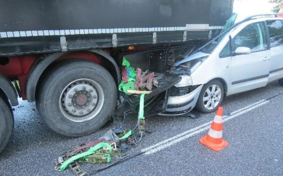 Řidič na Jičínsku skončil zaklíněný pod kamionem, zřejmě se nevěnoval řízení