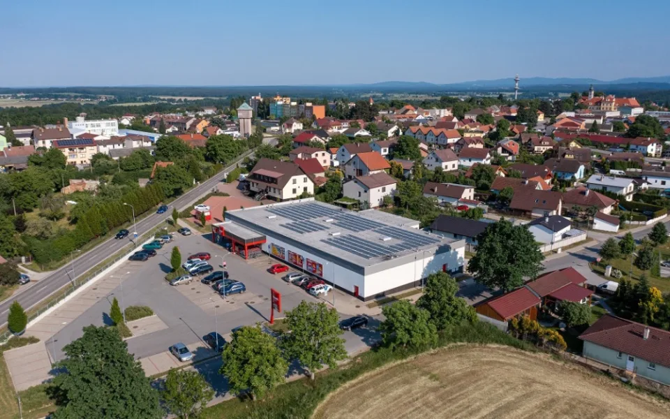 Prodejna Penny v Borovanech už má na střeše fotovoltaické panely.