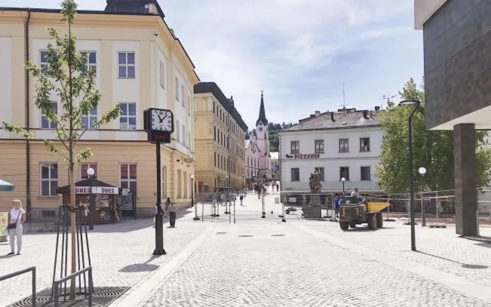 Rekonstrukce pěší zóny v Trutnově finišuje, nová část města připomíná bývalé hradby