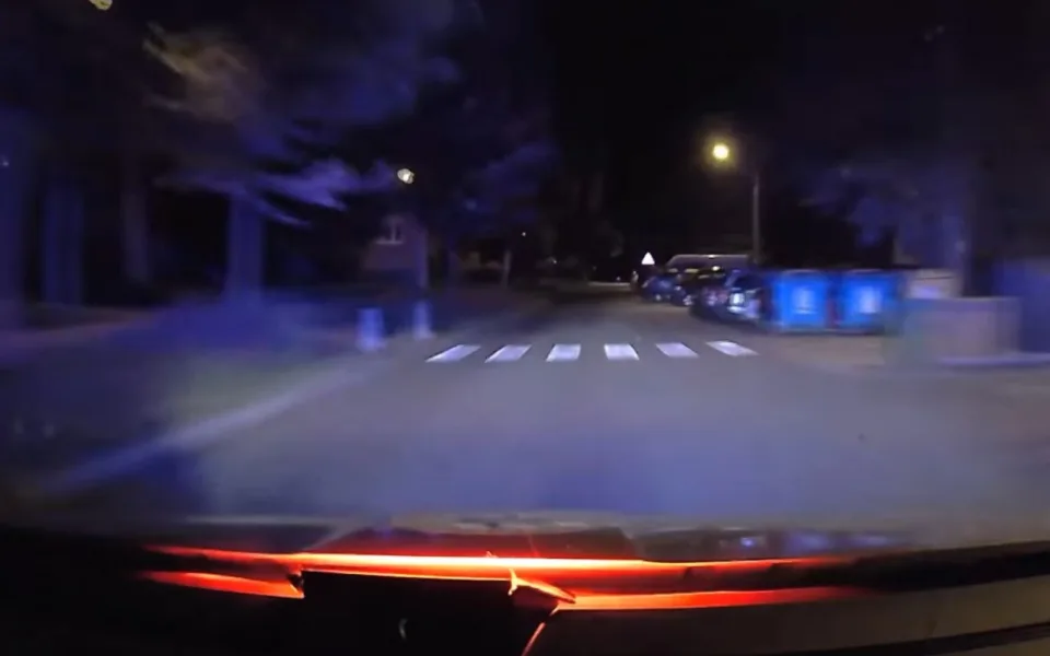 Zdrogovaný řidič chtěl ujet policejní hlídce. Riskoval mezi panelovými domy v Nové Pace