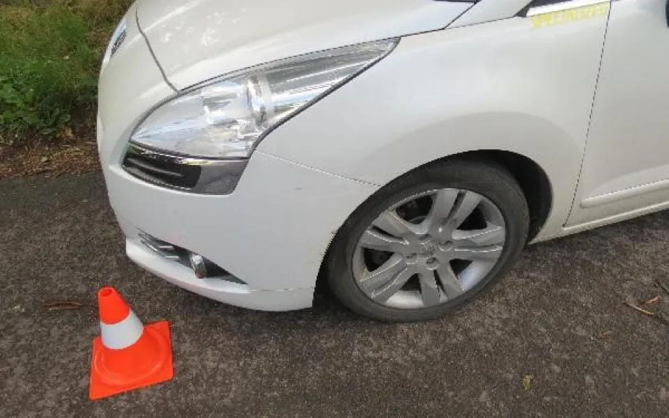Nezvládl předjíždění, narazil a ujel. Policie hledá svědky nehody na Trutnovsku