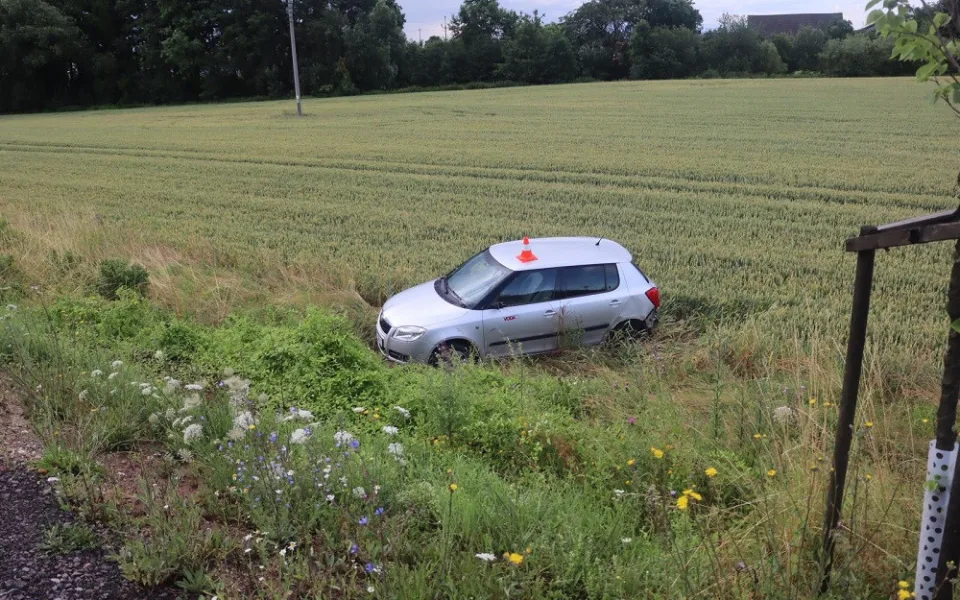 Auto, které skončilo po kolizi na poli