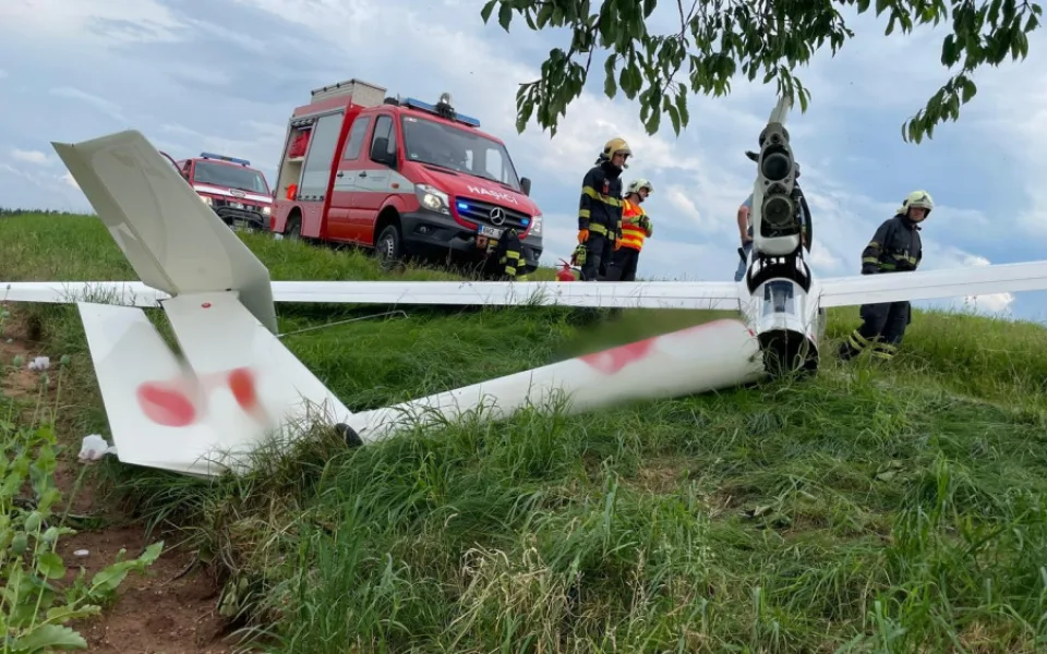 Na Náchodsku spadl kluzák, pilot vyvázl bez zranění