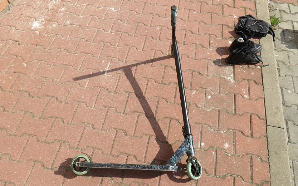 Chlapec skončil pod autem, policie hledá svědky nehody