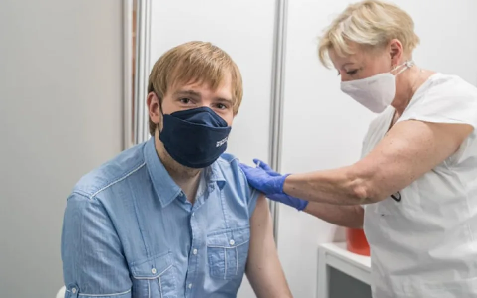 Doba mezi dávkami vakcíny se zkrátí. Od září zřejmě nebudou testy hrazené pojišťovnou