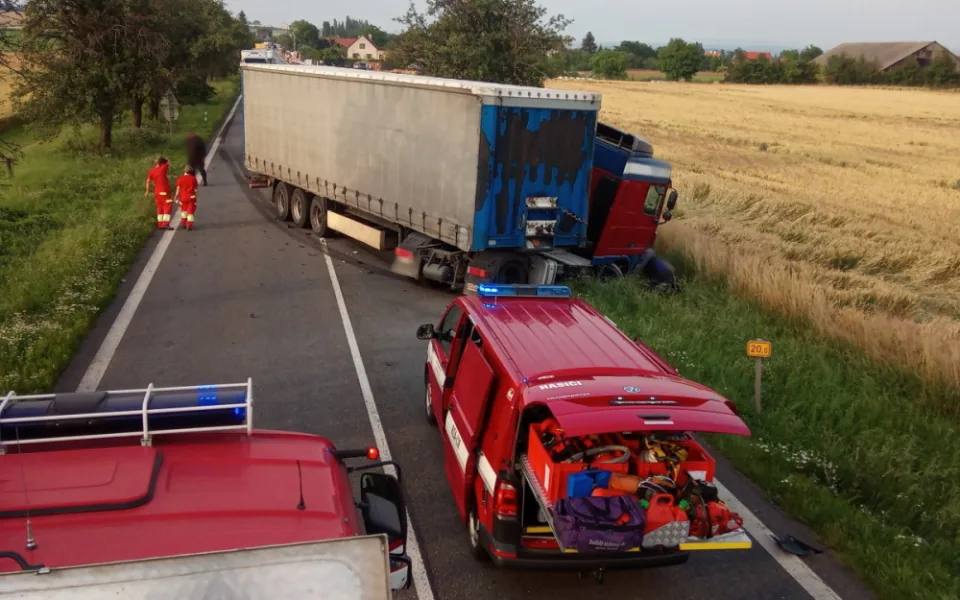 U Jaroměře se srazil motorkář s kamionem, řidič motorky nepřežil