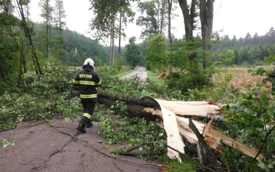 Hasiči při odstraňování následků bouře v okolí Dvora Králové nad Labem