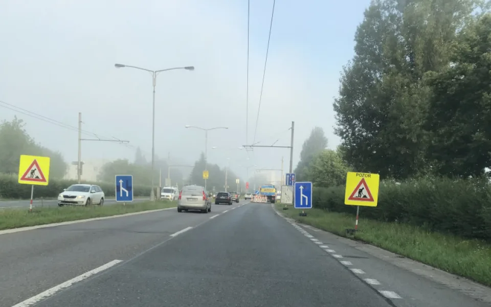 U Fakultky se jezdí jedním jízdním pruhem, MHD zastávky jsou přesunuté