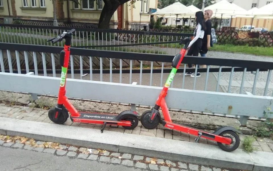 Koloběžky v řece i v silnici. Koloběžková válka v Hradci pokračuje