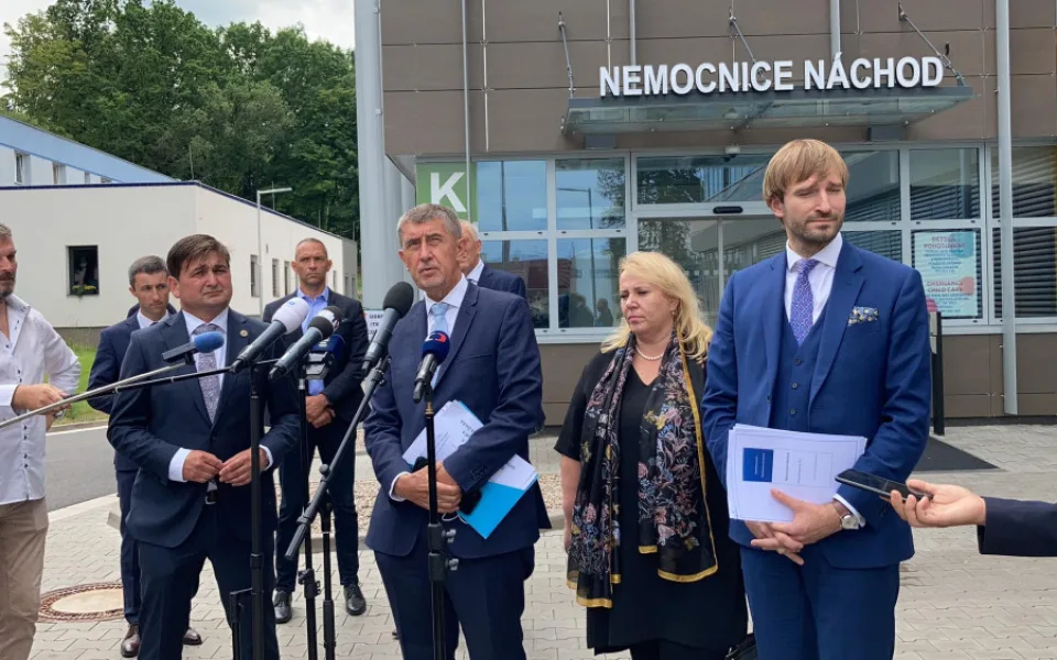 Andrej Babiš s ministry navštívil hradecký kraj. Bez přítomnosti veřejnosti nahlédl do několika nemocnic