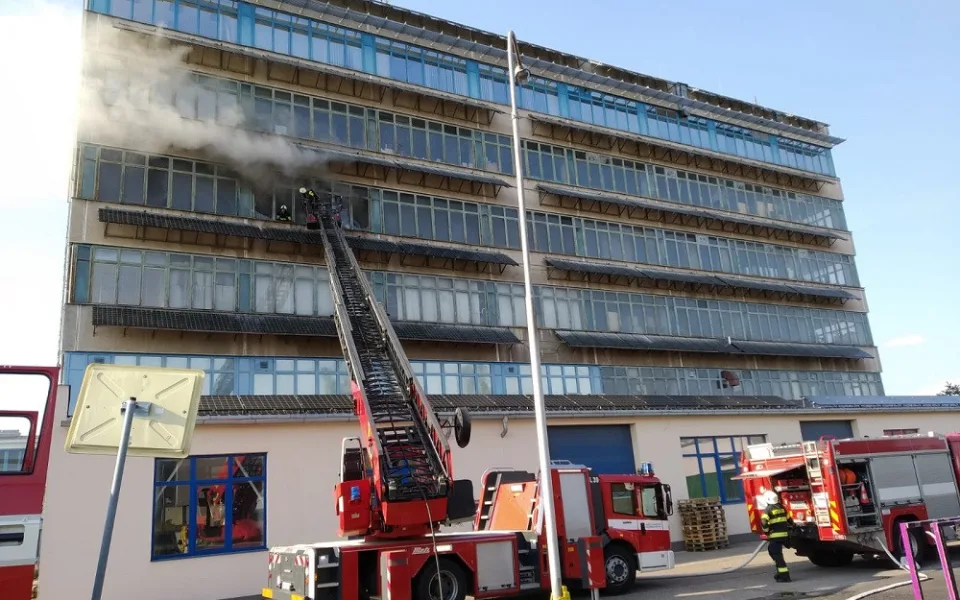 Zásah hasičů u požáru budovy v ulici Brněnská