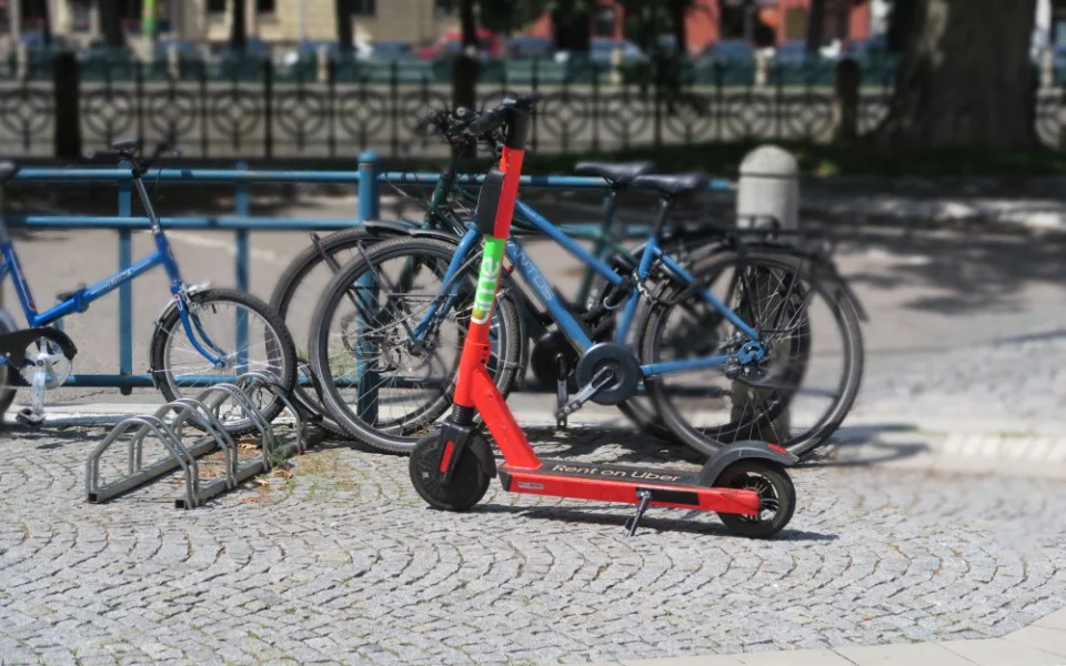 Jak by měla vypadat dohoda mezi městem a provozovali elektrokoloběžek? Ptali jsme se zastupitelských klubů