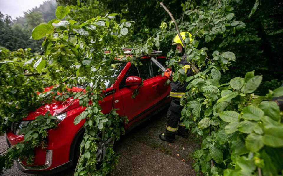 Bouře na Hradecku lámala stromy. Přívalový déšť zatopil sklepy