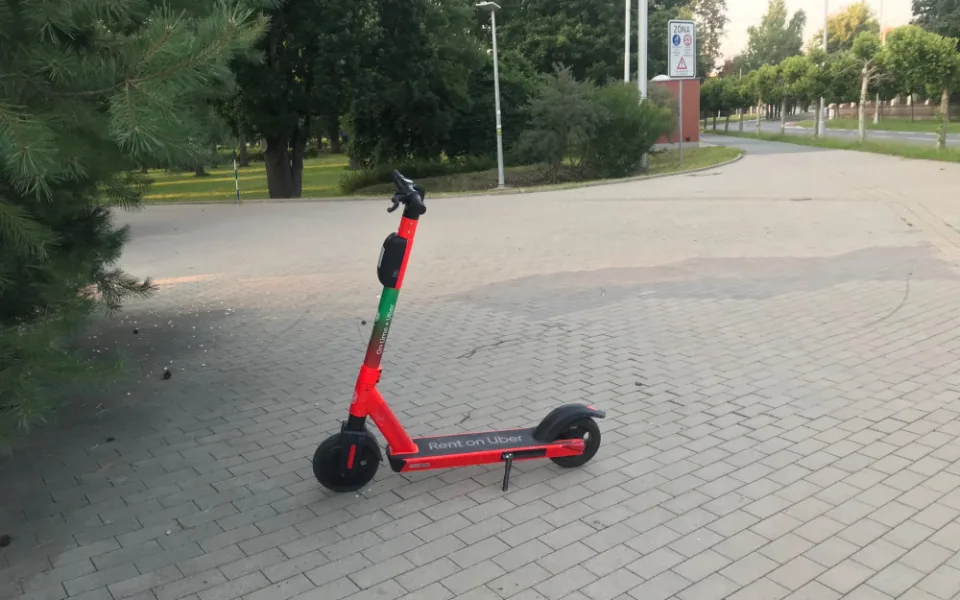 Se dvěma promile na elektrokoloběžce. Alkohol na silnici nepatří, apelují znovu policisté