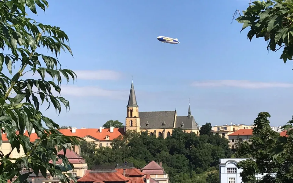 Nad Královéhradeckým krajem proletěla vzducholoď. Pořizovala letecké snímky